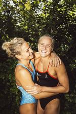 Der er 3 år og 1 dag mellem storesøster Sarah Bro (tv. )og lillesøster Signe Bro. 