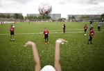 Med forskellige øvelser bliver pigerne og drengene bedre til at bruge kuglen på fodboldskolen i Gellerup. 