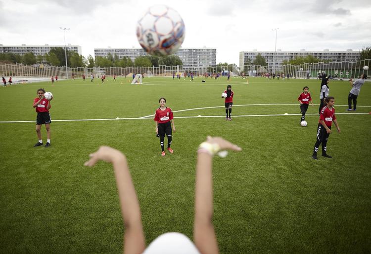 Med forskellige øvelser bliver pigerne og drengene bedre til at bruge kuglen på fodboldskolen i Gellerup. 