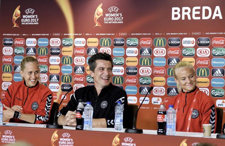 Trods regnen i Holland er der højt humør i den danske lejr, der var repræsenteret af Line Røddik, Nils Nielsen og Pernille Harder ved pressemødet. 