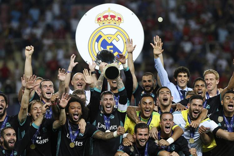 Tirsdag aften løftede Sergio Ramos trofæet, efter at Real Madrid havde vundet den europæiske supercup over Manchester United med 2-1 – det var den spanske klubs ottende internationale titel siden 2014. 