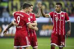 Topscorer Robert Lewandowski med to af Bayerns nyindkøb, Sebastian Rudy og Corentin Tolisso (th.) 