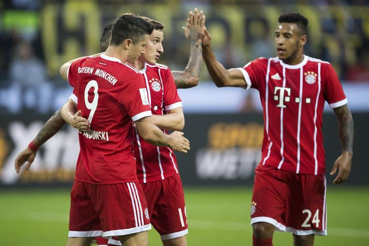 Topscorer Robert Lewandowski med to af Bayerns nyindkøb, Sebastian Rudy og Corentin Tolisso (th.) 