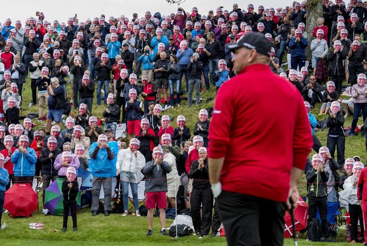Stående ovationer og hans eget ansigt i tusindvis mødte Thomas Bjørn, da jubilaren nåede 16. hul i Himmerland. 