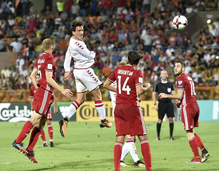 Thomas Delaney springer højest i det armenske felt og header bolden i kassen. Werder Bremen-spilleren har en hovedrolle på VM-holdet. 