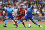 Alex Oxlade-Chamberlain (tv.) nåede at spille for Arsenal mod blandt andet Liverpool inden han skiftede til klubben fra Beatles-byen. Sådan en handel, efter at sæsonen er startet, bliver fremover forbudt. 