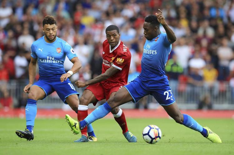Alex Oxlade-Chamberlain (tv.) nåede at spille for Arsenal mod blandt andet Liverpool inden han skiftede til klubben fra Beatles-byen. Sådan en handel, efter at sæsonen er startet, bliver fremover forbudt. 