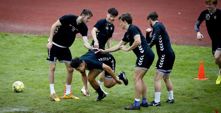 Vejle-spillerne træner, og livet er godt. Den gamle klub har fået en god sæsonstart og fører 1. division. I dag skal holdet møde Vendsyssel. Til venstre ses træner Adolfo Sormani. 