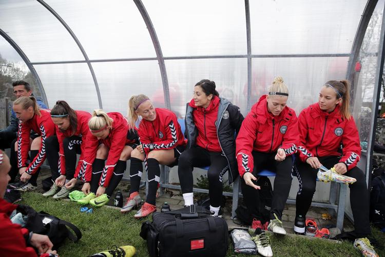 En lang række profiler fra Danmarks kvindelandshold, der i august vandt EM-sølv, har været ude med skarp kritik af DBU, som de forhandler med om en ny landsholdsaftale. 