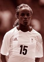 Eni Aluko. 
Angriberen, der kom til England fra Nigeria, da hun var spæd, har anklaget Mark Sampson for at være racist. Men hvorfor ventede hun halvandet år, på at klage til FA? Og hvad med den store sum penge, hun fik af FA? <fotograf>Foto: Luca Bruno/AP</fotograf> 