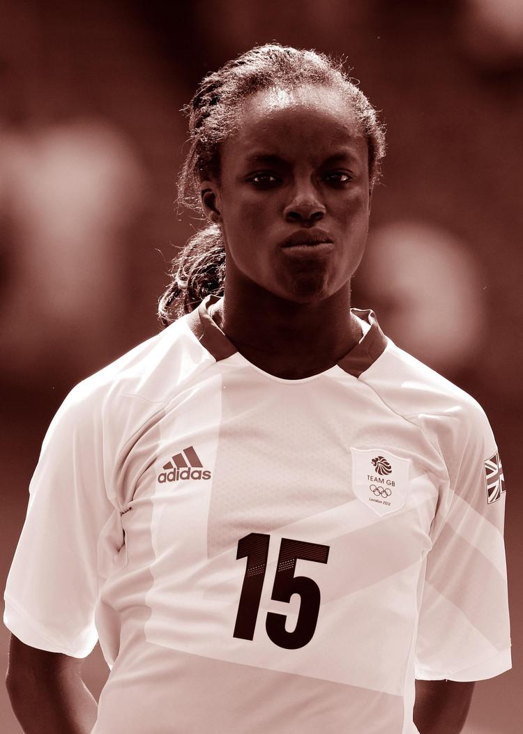 Eni Aluko. 
Angriberen, der kom til England fra Nigeria, da hun var spæd, har anklaget Mark Sampson for at være racist. Men hvorfor ventede hun halvandet år, på at klage til FA? Og hvad med den store sum penge, hun fik af FA? <fotograf>Foto: Luca Bruno/AP</fotograf> 
