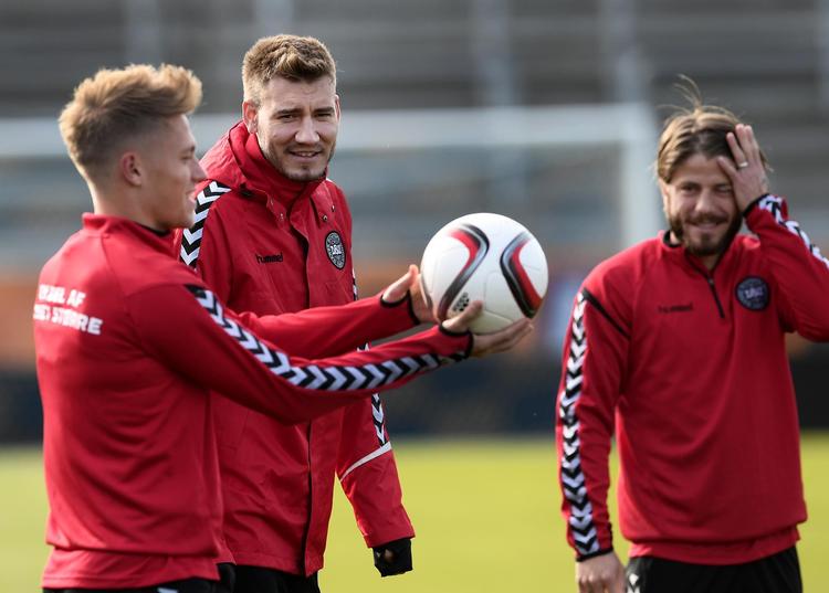 Nicklas Bendtner flankeret af to andre spillere, der formentlig indleder kampen i Montenegro på bænken: Viktor Fischer (tv.) og Lasse Schöne. 