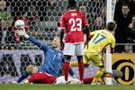 Kasper Schmeichel blev i kampens 88. minut overrasket af Ciprian Deac. 