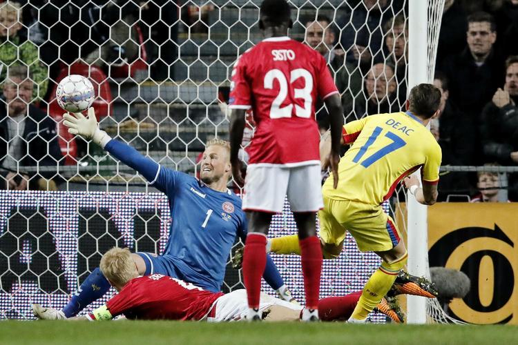 Kasper Schmeichel blev i kampens 88. minut overrasket af Ciprian Deac. 
