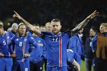 Islands anfører Aron Gunnarsson fejrer VM-kvailifikationen, der kom i hus efter en sejr på 2-0 over Kosovo. 