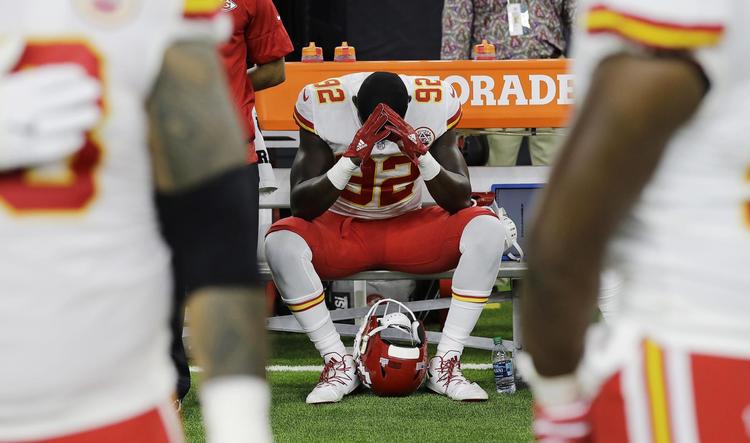Under nationalmelodien før en kamp mod Houston Texans sidder Kansas City Chiefs-spilleren Tanoh Kpassagnon ned som en demonstration for sortes rettigheder. 