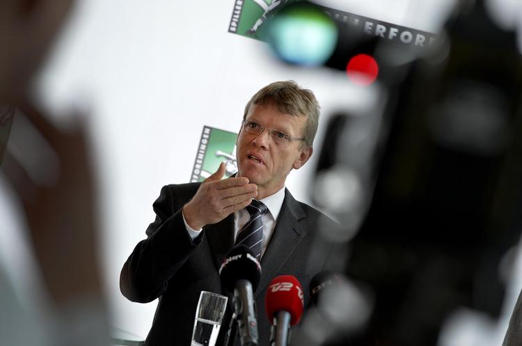 Spillerforeningens direktør Mads Øland har for første gang oplevet massiv modstand fra DBU, der ikke lod sig hundse med. Denne gang forlod Øland kamppladsen med et kæmpe nederlag. 