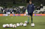  Før kampene har Roy Keane den tradition, at han står og spiller småbold med en anden af trænerne. Beskeden til irerne er klar: Glem aldrig, at jeg var en god spiller. Foto: Brian Lawless/AP 