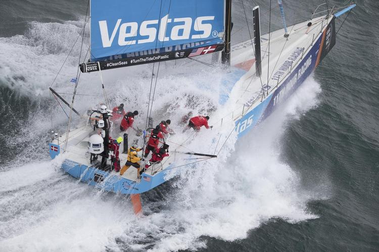 Den første etape fra Alicante til Lissabon blev vundet at den amerikanske båd med Vestas som sponsor. På næste etape til Cape Town er Jena Mai Hansen en del af besætningen. 