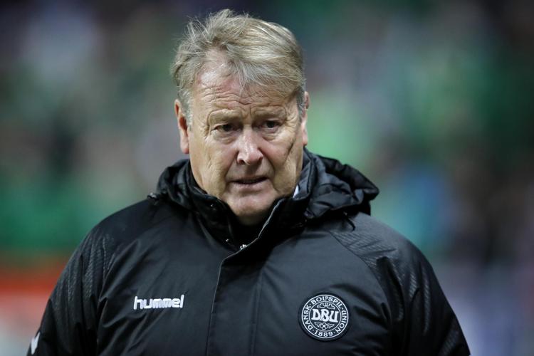 Åge Hareide er styrtet på skiferien og har pådraget sig en diskusprolaps. Landstræneren har smerter i ryg og ben, så nu tager han hjem til Molde for at få mest mulig ro. 