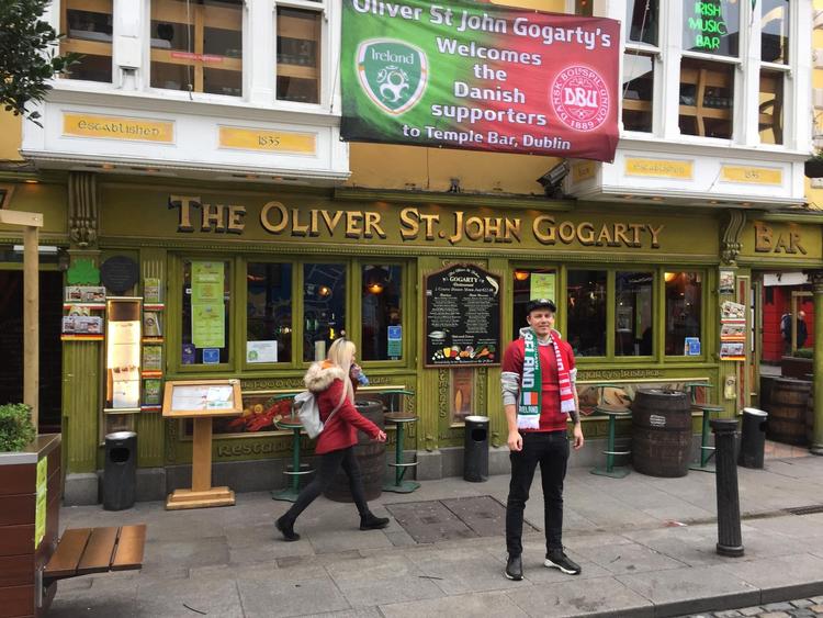 Emil Nord ankom til Dublin tidligt i går og ventede på sine venner på denne pub, der bød de danske fans velkommen før aftenens landskamp. 