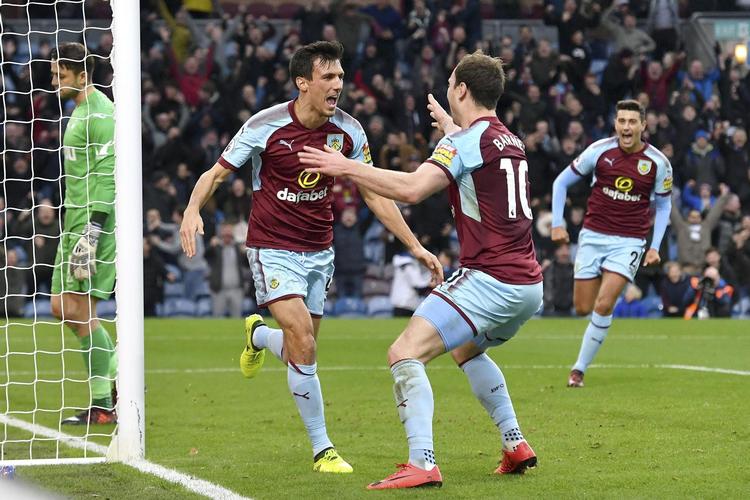 Jack Cork (tv.) jubler efter sit mål mod Swansea. Midtbane-spilleren er en stærk bolderobrer. Hans evner har nu udløst debut på Englands landshold. 