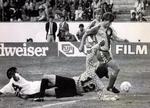 Michael Laudrup tørrede stribevis af forsvarsspillere, da Danmark slog Uruguay 6-1. En uge senere var det danske VM-eventyr i Mexico slut, da Jesper Olsens famøse tilbagelægning lukkede Spanien ind i 1/8-finalen igen. 