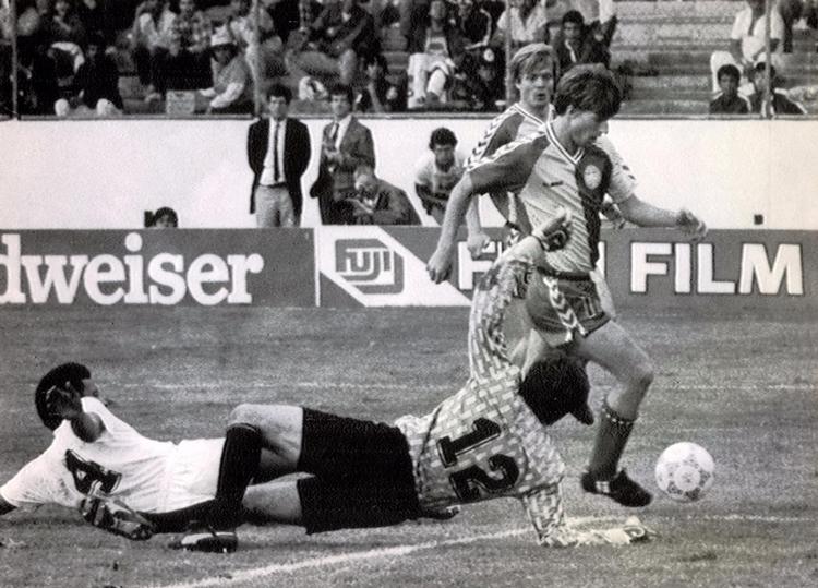 Michael Laudrup tørrede stribevis af forsvarsspillere, da Danmark slog Uruguay 6-1. En uge senere var det danske VM-eventyr i Mexico slut, da Jesper Olsens famøse tilbagelægning lukkede Spanien ind i 1/8-finalen igen. 