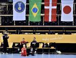 Line Jørgensen (tv.) gør klar til træningen i Oldenburgs EWE Arena. På stolene sidder Fie Woller og landstræner Klavs Bruun Jørgensen, mens Lotte Grigel ser til fra gulvet. Foto: Lars Poulsen/Ritzau 