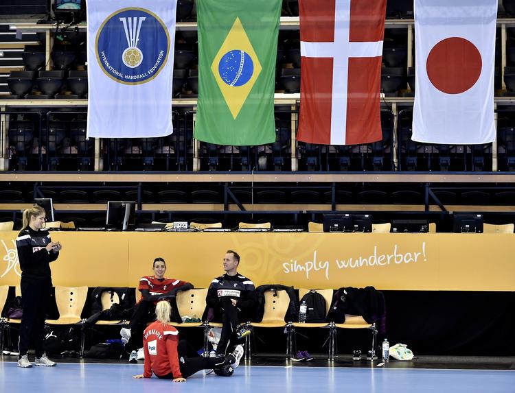 Line Jørgensen (tv.) gør klar til træningen i Oldenburgs EWE Arena. På stolene sidder Fie Woller og landstræner Klavs Bruun Jørgensen, mens Lotte Grigel ser til fra gulvet. Foto: Lars Poulsen/Ritzau 