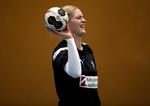 Ligesom hos de andre danske spillere var humøret højt hos Sarah Iversen under gårsdagens træning. Måske med udsigt til endnu mere spille- tid, hvis der igen skal spilles 7 mod 6. Foto: Lars Poulsen 