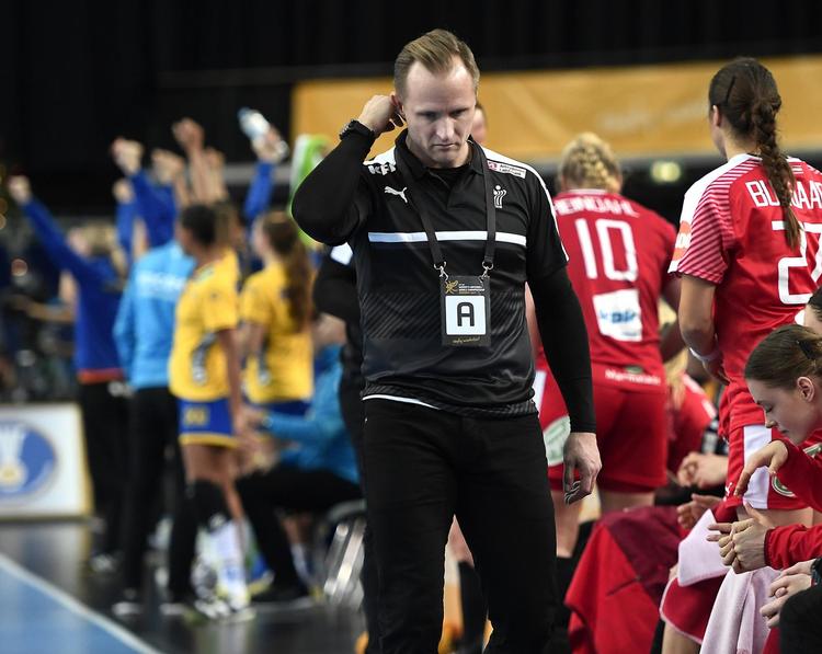 Mens en række af håndboldens bedste nationer i al hast udvikler sig, så står landstræner Klavs Bruun Jørgensens landshold stille. Især omkring kontrastød er Danmark sakket langt efter. 