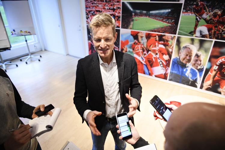 Der var glæde og kærlighed i aktiviteten, da en smilende Lars Søndergaard fortalte om sit nye job. 