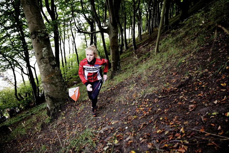 Den femfoldige verdensmester i orienteringsløb Maja Alm kan som mange andre af Team Danmarks atleter kun lige få økonomien til at hænge sammen. En billig bolig og hjælp fra forældre har holdt hånden under hendes karriere. 