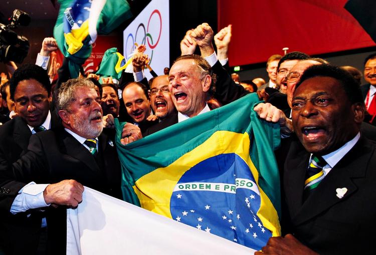 Brasiliens olympiske chef Carlos Nuzman fejrede det stort, da Rio de Janeiro vandt OL-værtskabet i 2009 på et topmøde i København. Men nu er han tiltalt for at have købt sig til stemmer. 