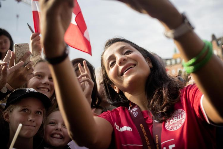 Efter EM-sølvet i Holland blev Nadia Nadim og resten af kvindelandsholdet modtaget af tusinder af glade fans på Rådhuspladsen. 