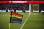 Regnbuefarver på hjørneflagene under en landskamp har været en del af kampagnen mod homofobi i dansk fodbold. 