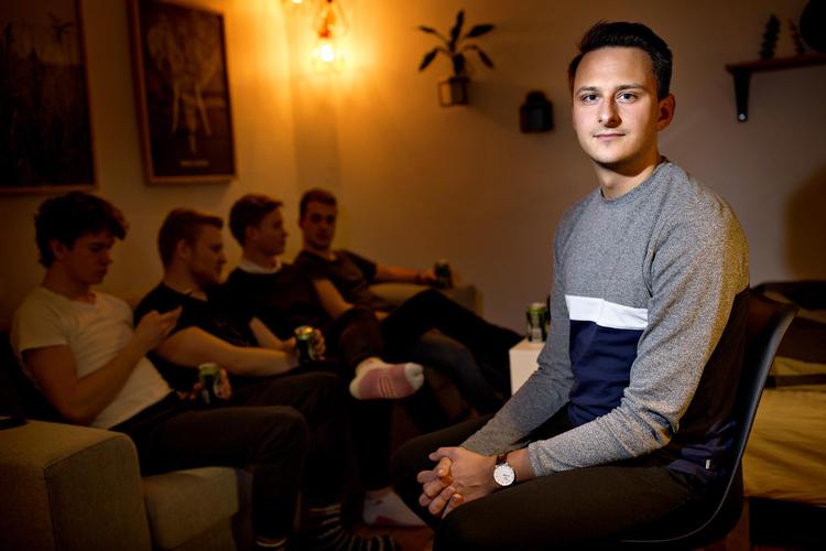 Peter Mejlvang dyrker sin passion for fodbold med kammeraterne på tv og PlayStation. Som aktiv udfolder han sig i Pan. 