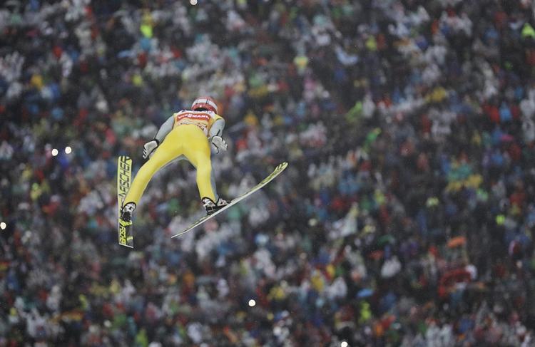 Richard Freitag fører den samlede World Cup stilling og var før Firebakketurneringen absolut storfavorit til at vinde årets konkurrence. Ifølge skihopveteran Sven Hannawald har det lagt et enormt forventningspres på Freitag, hvilket kan være en del af forklaringen på, hvorfor tysklands for tiden bedste skihopper ikke har formået at vinde en eneste afdeling i årets Firebakketurnering.Der er endnu ingen melding om, hvilke skader Freitag pådrog sig efter styrtet i Innsbruck. 