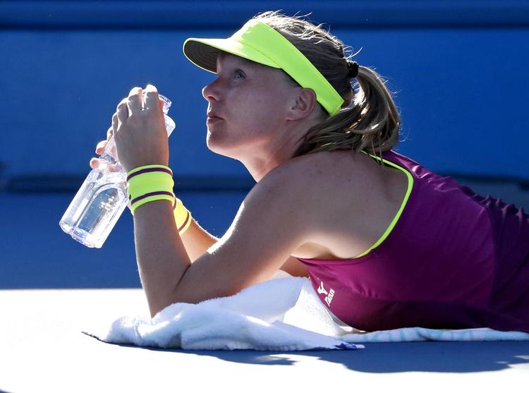 På vej mod sejren i anden runde over amerikaneren Nicole Gibbs måtte Kiki Bertens behandles for en skade i det ene baglår. 