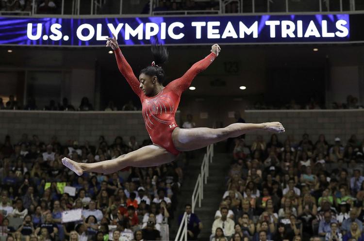 Simone Biles er verdens bedste gymnast, hvilket hun blandt andet viste ved OL i Rio de Janeiro i 2016. Undervejs mod toppen er hun blevet seksuelt krænket. 