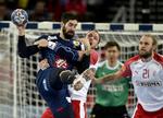 Danske Henrik Toft forsøger at stoppe den franske veteran Nikola Karabatic, der med sine 9 mål på 11 forsøg var sit holds store spiller. 