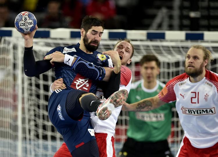 Danske Henrik Toft forsøger at stoppe den franske veteran Nikola Karabatic, der med sine 9 mål på 11 forsøg var sit holds store spiller. 