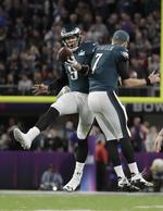 Nick Foles (t.v.) er nået toppen med noget nær ekspresfart. For ganske få måneder siden var han blot reserve til quarterbackpladsen hos de nykårede Super Bowl-vindere.  