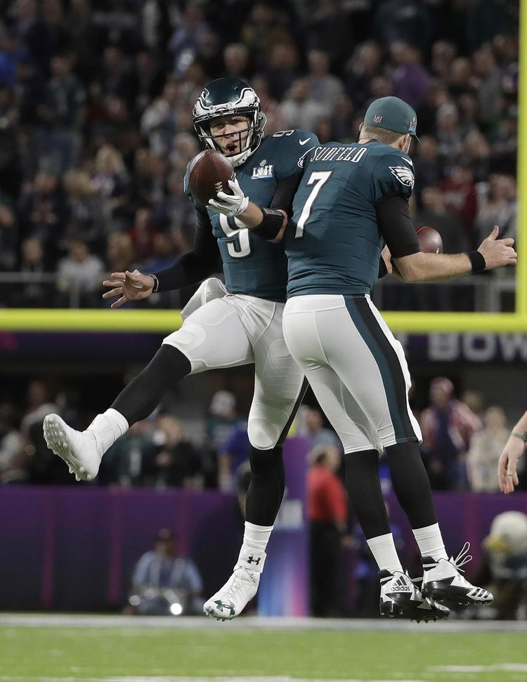 Nick Foles (t.v.) er nået toppen med noget nær ekspresfart. For ganske få måneder siden var han blot reserve til quarterbackpladsen hos de nykårede Super Bowl-vindere.  