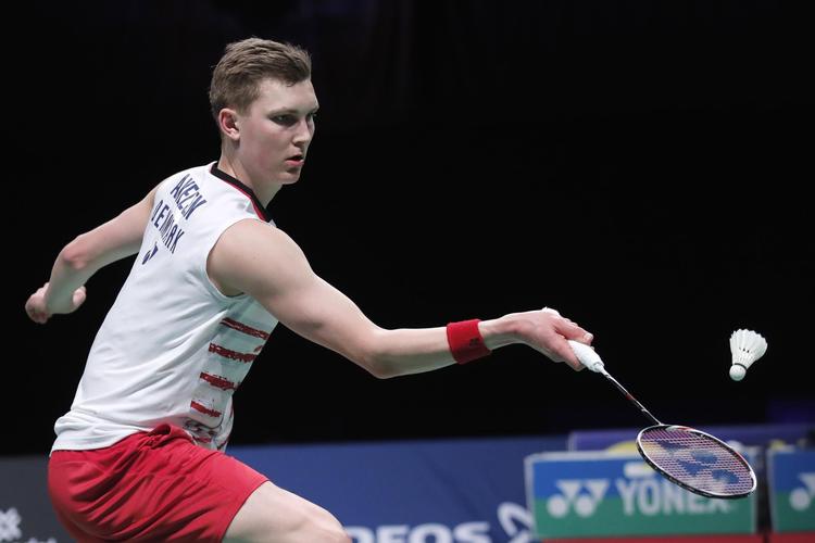 Viktor Axelsen skal spare sin venstre fod og springer derfor DM over. 