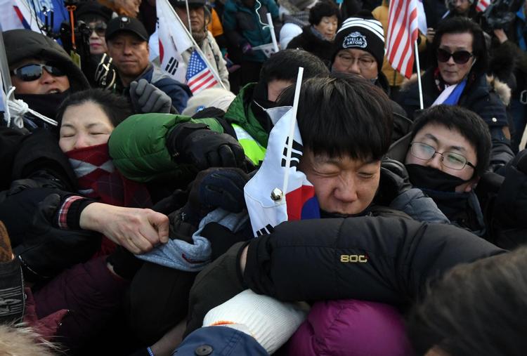 Nogle sydkoreanere synes, at naboerne i nord har fået for mange indrømmelser i anledning af OL og protesterer. 