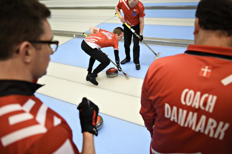 Danmarks hidtil eneste vinterolympiske medalje er vundet i curling. Både mænd og kvinder er med i Pyeongchang, så det er også en sportsgren med fremtidigt potentiale. 
