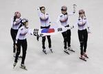 Stolte sydkoreanske kvinder skøjter flaget rundt efter guld i 3.000 meter stafet. Morry Gash/AP