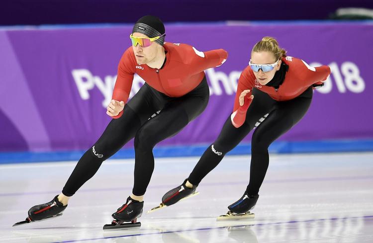 Viktor Hald Thorup og Elena Møller Rigas under træningen i den olympiske oval. De skal sammen med Stefan Due Schmidt i ilden i dag i den nye disciplin massestart. Lars Møller/Ritzau Scanpix